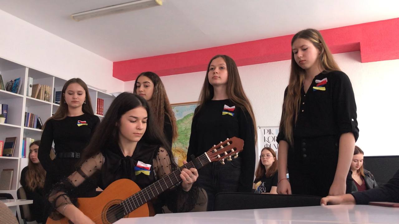 Виконання композиції українського гурту Океан Ельзи «Обійми мене» (Obijmy mene) українською та польською мовами